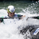 Pepê Gonçalves conduz seu kayak em meio às corredeiras da Copa do Mundo de Pau de canoagem slalom