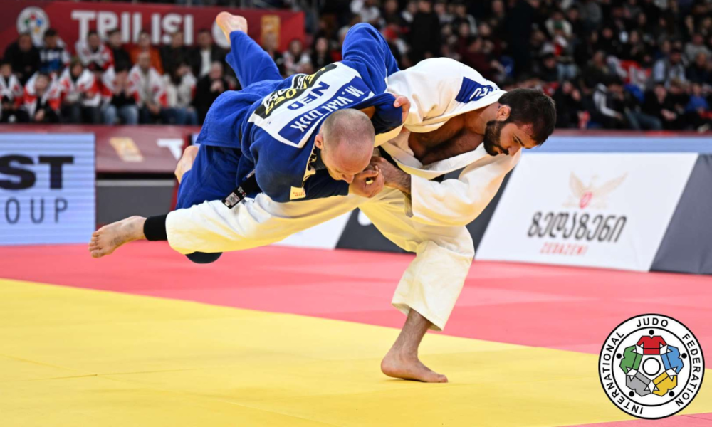 Rafael Macedo tenta golpe em adversário em luta do Mundial de Judô
