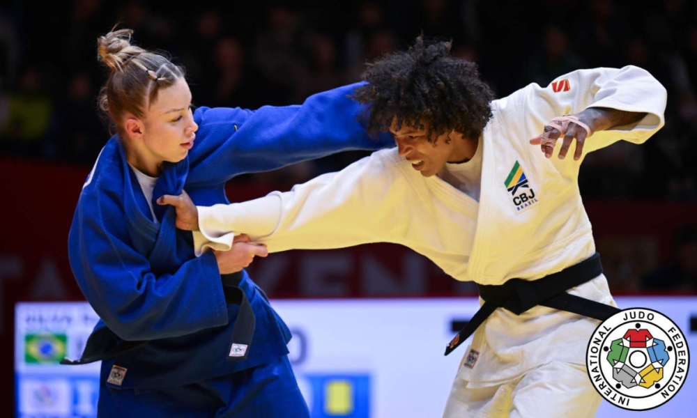 Rafaela Silva pega no quimono de adversária em luta do Mundial de Judô