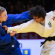 Rafaela Silva pega no quimono de adversária em luta do Mundial de Judô