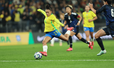 Dudinha chuta a bola no amistoso entre Brasil e Japão. Seleção Feminina subiu no ranking da FIFA com vitória