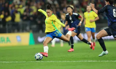 Dudinha chuta a bola no amistoso entre Brasil e Japão. Seleção Feminina subiu no ranking da FIFA com vitória