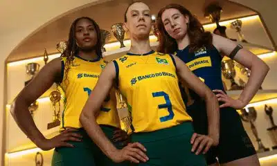 Na imagem, parte do time feminino de vôlei do Brasil mostrando o novo uniforme.