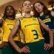 Na imagem, parte do time feminino de vôlei do Brasil mostrando o novo uniforme.