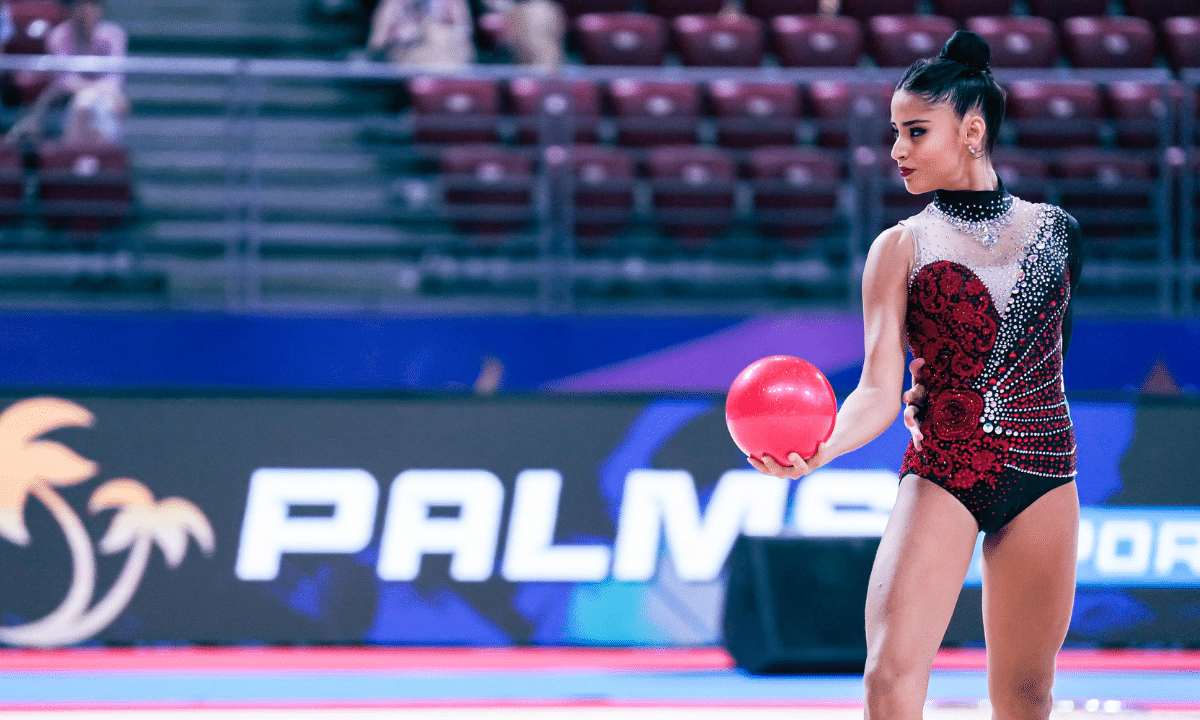 Sarah Mourão se apresenta com a bola no Mundial Júnior de ginástica rítmica