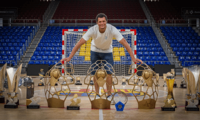 Thiagus Petrus posa para foto com seus troféus conquistados no BARCELONA
