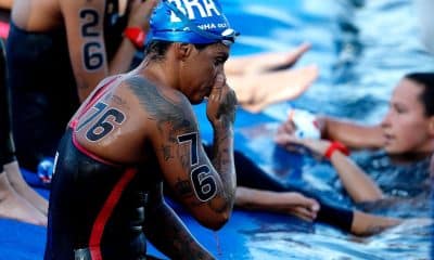 Braço esquerdo de Ana Marcela jorrando sangue após a disputa dos 5 km no Mundial de Esportes Aquáticos