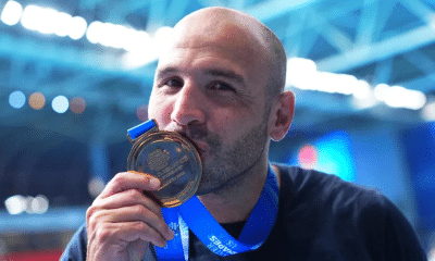 Felipe Perrone com medalha de ouro do Mundial de Esportes Aquáticos 2025
