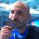 Felipe Perrone com medalha de ouro do Mundial de Esportes Aquáticos 2025
