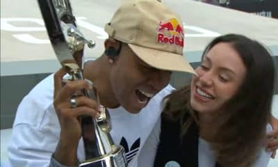 Na imagem, Felipe Gustavo levantando o troféu da SLS e comemorando com a esposa Camilla.
