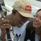 Na imagem, Felipe Gustavo levantando o troféu da SLS e comemorando com a esposa Camilla.