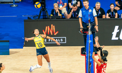 Gabi ataca a bola no jogo entre Brasil e Japão na semifinal da VNL