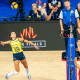 Gabi ataca a bola no jogo entre Brasil e Japão na semifinal da VNL