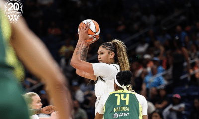 Kamilla Cardoso em quadra na WNBA no jogo entre Chicago Sky e Seattle Storm