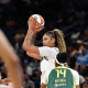 Kamilla Cardoso em quadra na WNBA no jogo entre Chicago Sky e Seattle Storm