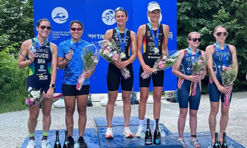 Letícia Freitas e a guia Pâmela Oliveira subiram no pódio para ganhar a medalha de prata na etapa de Magog da Copa do Mundo de paratriatlo (Ivan Razeira:Triathlon Brasil)