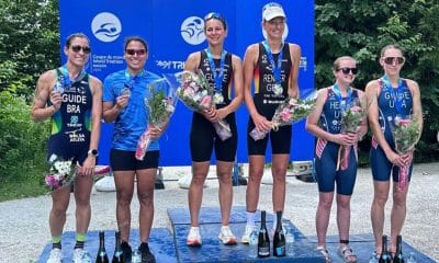 Letícia Freitas e a guia Pâmela Oliveira subiram no pódio para ganhar a medalha de prata na etapa de Magog da Copa do Mundo de paratriatlo (Ivan Razeira:Triathlon Brasil)