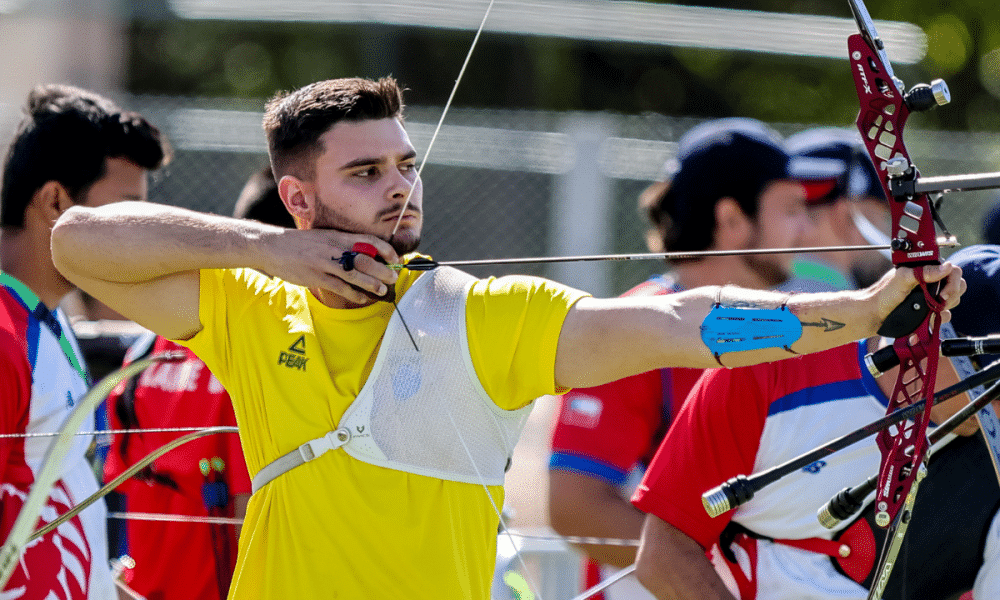 Matheus Ely em prova da Copa do Mundo de tiro com arco em Madri