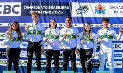 Na imagem, Paola Reis, mais à esquerda, e Pedro Queiroz, centralizado, no pódio dos campeões.
