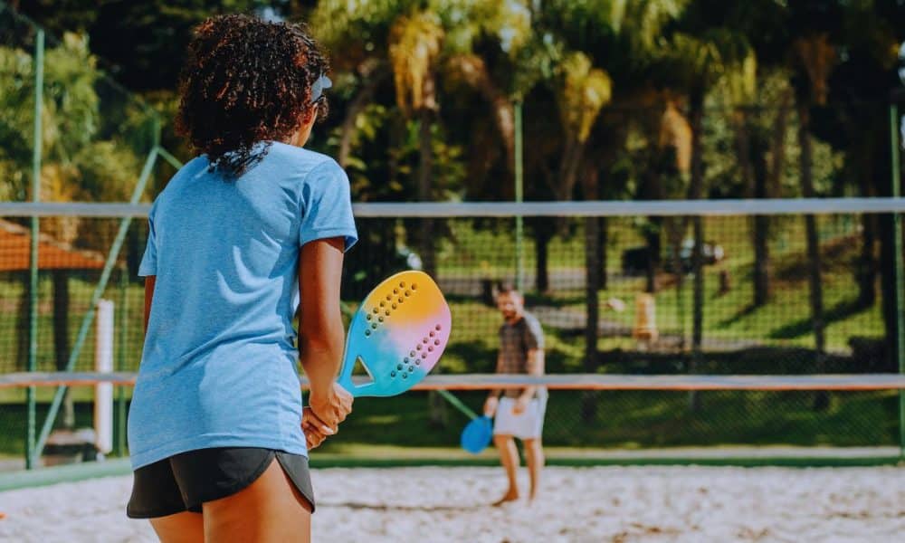 Qual esporte de raquete é mais leve para articulações?