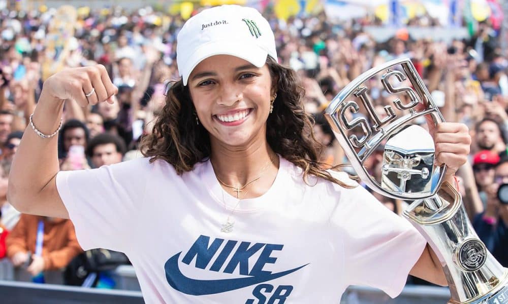 Na imagem, Rayssa Leal com o troféu da SLS Brasília Takeover.