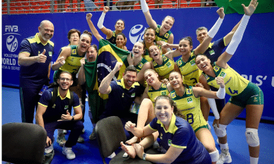 Jogadoras do Brasil comemoram vitória no Mundial Sub-19 de vôlei feminino