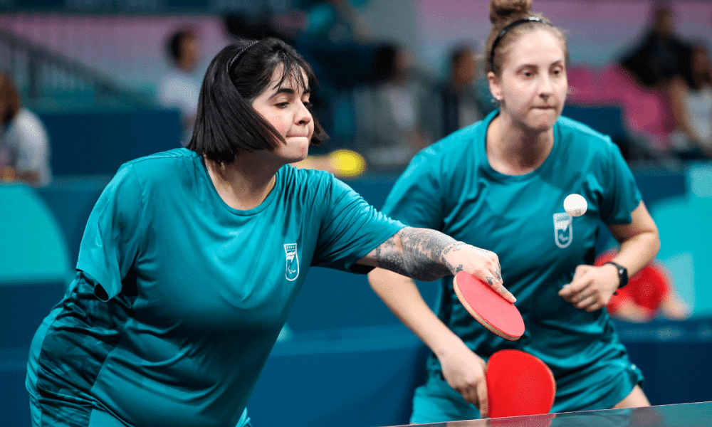 Bruna Alexandre e Danielle Rauen no tênis de mesa dos Jogos Paralímpicos Paris. Atletas assinaram ofício enviado ao ministério do Esporte