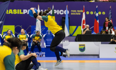 Atleta do Brasil faz um arremesso de costas em jogo do Campeonato das Américas de goalball