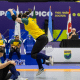 Atleta do Brasil faz um arremesso de costas em jogo do Campeonato das Américas de goalball