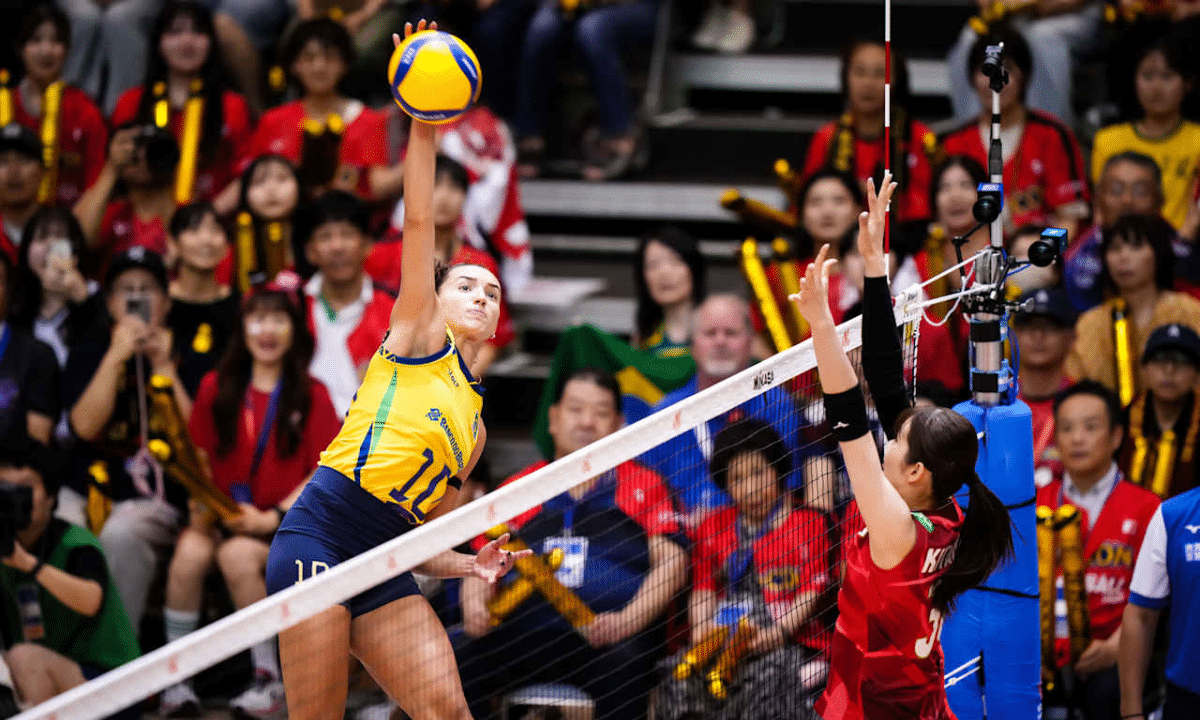 Gabi ataca a bola no jogo contra o Japão na VNL