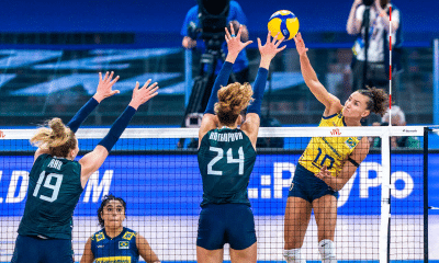 Gabi ataca a bola contra o bloqueio da Itália na final para o Brasil na VNL Feminina