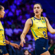 Gabi e Julia Kudiess em jogo do Brasil na VNL