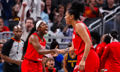 Damiris Dantas comemora com colega de clube uma cesta do Indiana Fever em jogo da WNBA