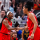 Damiris Dantas comemora com colega de clube uma cesta do Indiana Fever em jogo da WNBA