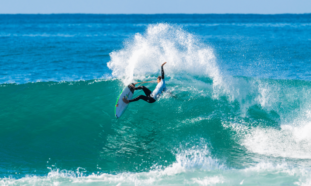 João Chianca pega onda na etapa de J-Bay da WSL