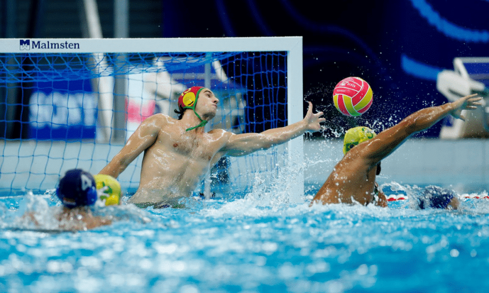 João Pedro Fernandes faz defesa no jogo entre Brasil e Singapura no Mundial de Esportes Aquáticos - Polo aquático