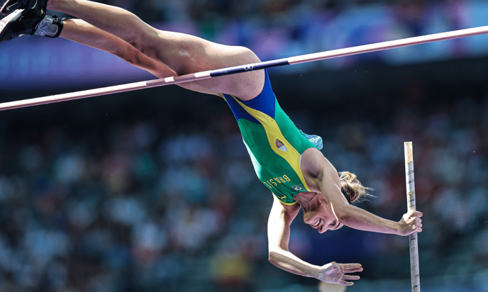 Juliana Campos em prova de salto com vara na Grécia