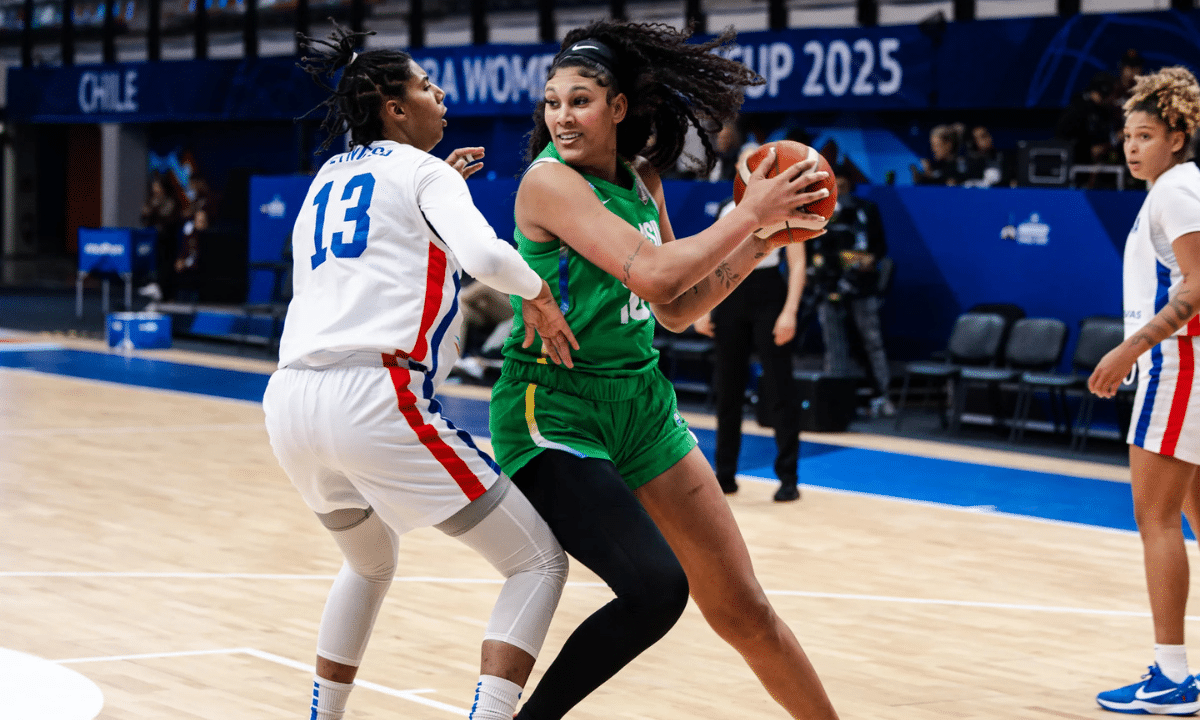 Kamilla Cardoso no jogo entre Brasil e República Dominicana na Americup de basquete feminino