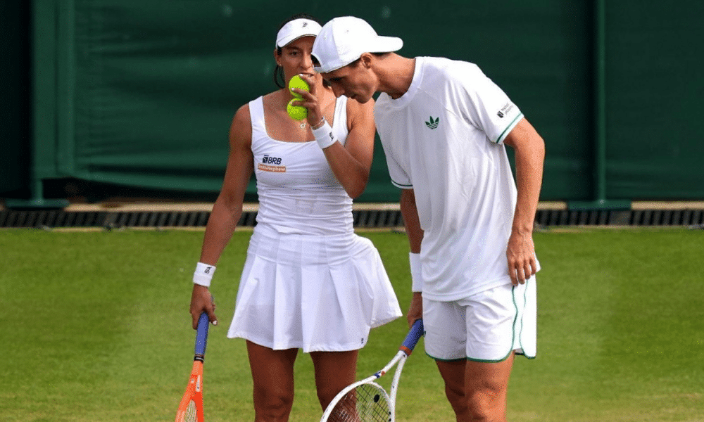 Luisa Stefani e Joe Salisbury em jogo de duplas mistas em Wimbledon