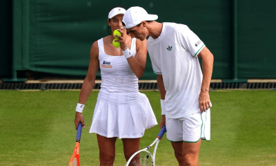 Luisa Stefani e Joe Salisbury em jogo de duplas mistas em Wimbledon