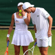 Luisa Stefani e Joe Salisbury em jogo de duplas mistas em Wimbledon