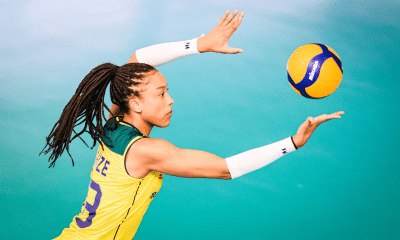 Oposta Luize Tavares joga a bola para sacar no jogo entre Brasil e Taiwan no Mundial Sub-19 de vôlei feminino