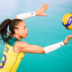 Oposta Luize Tavares joga a bola para sacar no jogo entre Brasil e Taiwan no Mundial Sub-19 de vôlei feminino