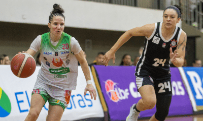 Meli Gretter conduz a bola no jogo entre Unimed Campinas e Corinthians na LBF