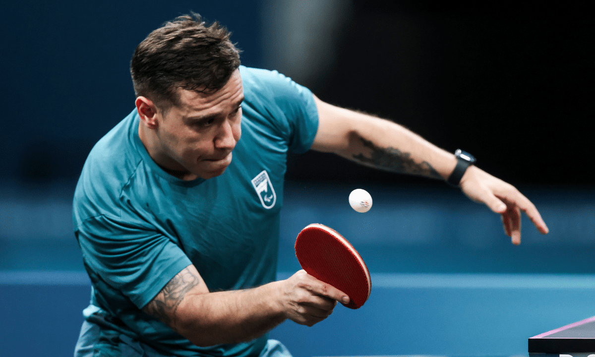 Paulo Salmin do tênis de mesa paralímpico nos Jogos Paralímpicos de Paris