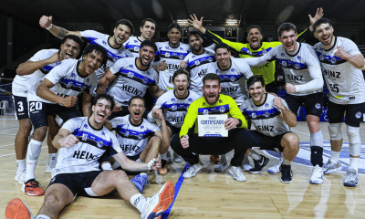 Jogadores do Pinheiros comemoram vitória sobre Taubaté na Liga Nacional de Handebol