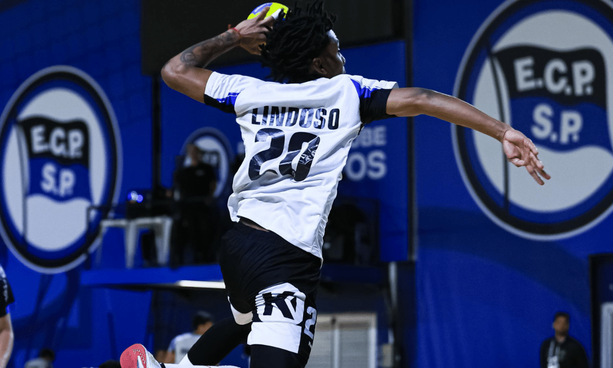 João Lindoso em jogo da Liga Nacional de handebol pelo Pinheiros
