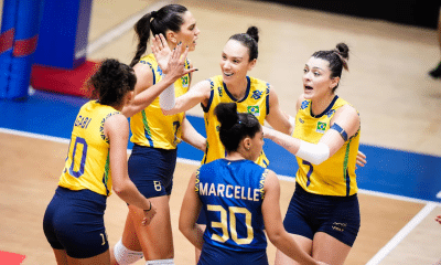Jogadoras do Brasil comemoram ponto contra o Japão na VNL