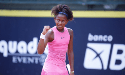 Victoria Barros comemora ponto. Ela está nas oitavas de duplas em Wimbledon
