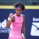 Victoria Barros comemora ponto. Ela está nas oitavas de duplas em Wimbledon